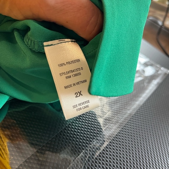 Vibrant Green Sleeveless Button-Down Shirt - Picture 8 of 8